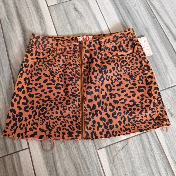 Leopard Print Mini Skirt - Picture 1 of 6